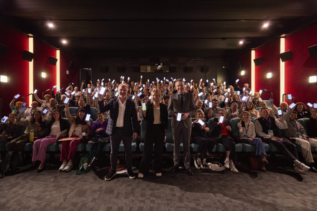 Burgemeester en Brainport voorzitter Jeroen Dijsselbloem en Directeur-Generaal Cultuur en Media van het Ministerie OCW Barbera Wolfensberger lanceren Boekbot samen met gasten van de Brainport Bibliotheken tijdens Dutch Design Week 2025 in het Natlab in Eindhoven.